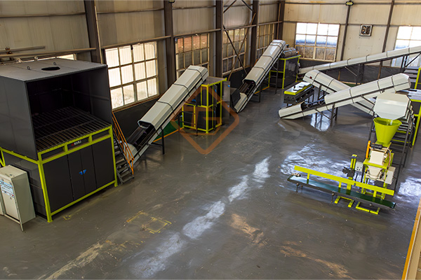 養(yǎng)豬場糞便含水高、太臭怎么解決?小型豬糞有機肥生產線怎么建?