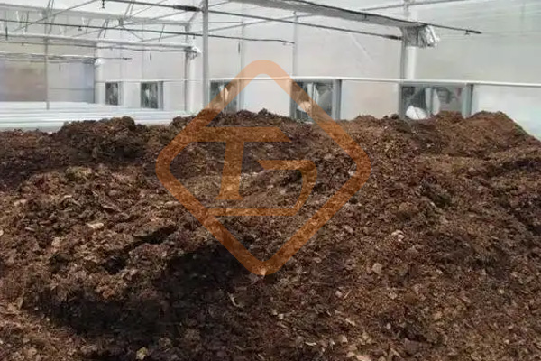 秸稈、牛糞按比例混合發(fā)酵變廢為寶，蚯蚓糞有機(jī)肥迎來的市場