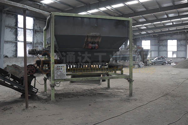 新疆年產(chǎn)十萬噸有機(jī)無機(jī)復(fù)混肥生產(chǎn)線裝車發(fā)貨 新疆年產(chǎn)十萬噸有機(jī)無機(jī)復(fù)混肥生產(chǎn)線裝車發(fā)貨