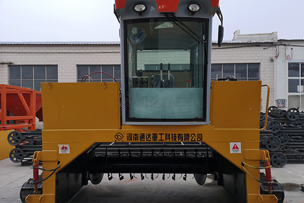 發(fā)酵行走式禽便有機肥大型翻拋機